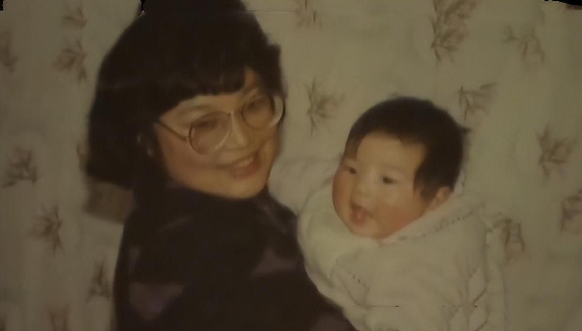 1988年，武汉一名女教师，正沉浸在新婚的生活中。这份喜悦没持续多久，产房外