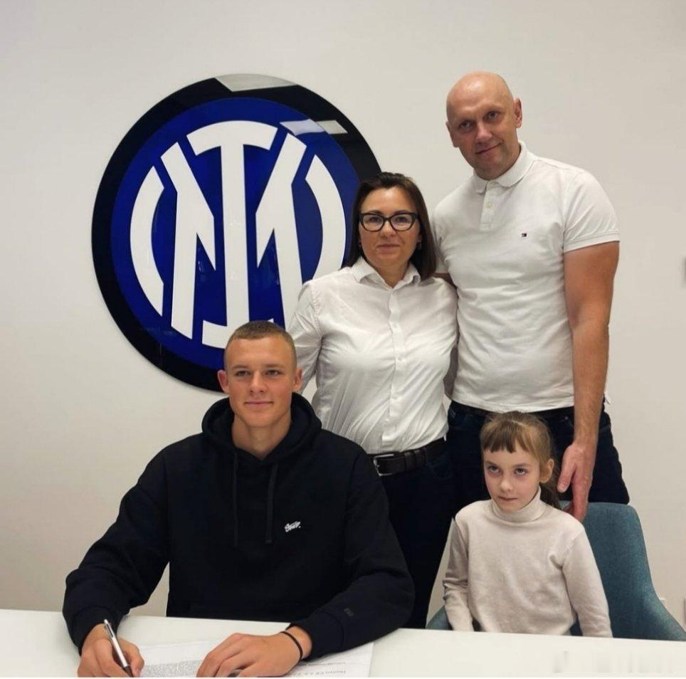 国际米兰与16岁的门将亨利卡斯敲定第一份职业合同，有效期至2028年，1小伙子1