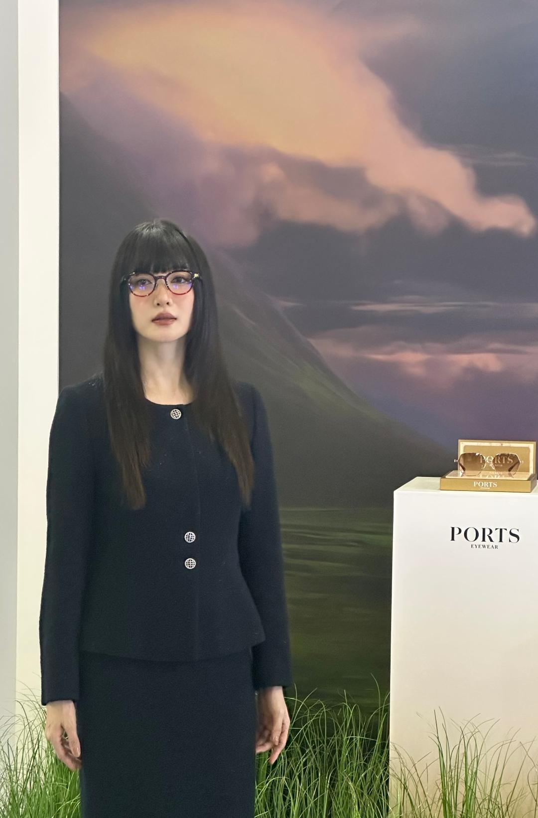 这是江疏影？厦门PORTS眼镜发布会上，她把过往的明艳御姐范儿一键切换成“禁欲系