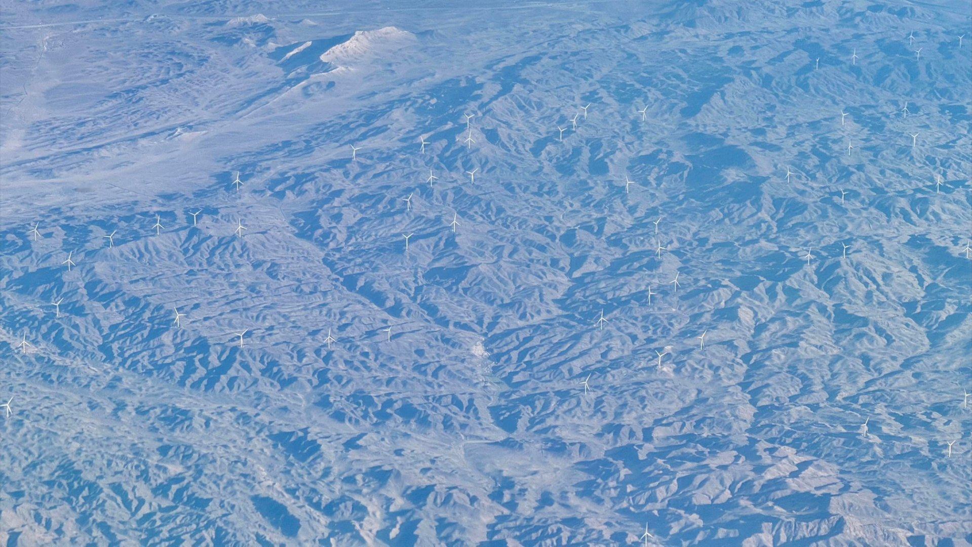 坐飞机从伊犁回北京，从窗户往下看，在没有人烟的戈壁上你发现全是白色的风力发电机。