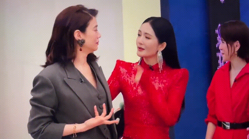谢娜说袁咏仪难请看完直播大无语，谢娜反复提袁咏仪难请，完全无视同台的新姐姐，人家