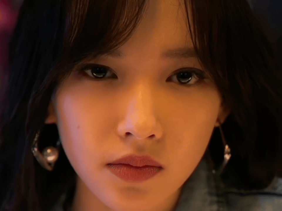 人之初导演美商简直了马思纯的吴飞飞太有破碎电影感，高饱和穿搭碰撞冷淡神色，把豪