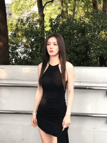 蔡文静黑裙漫步氛围感随拍蔡文静黑裙漫步氛围感天花板不要因为姐姐是搞笑女，就忽略