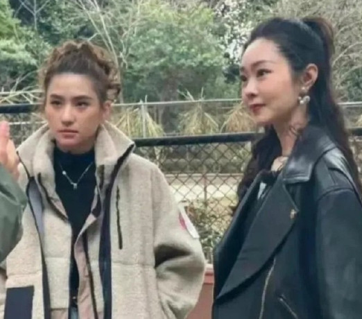 明星和富家女的区别，一个永远带着笑容，一个想笑就笑，想板着脸就板着。