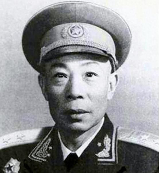 1949年，杨梅生作为红军的副军长归乡，看见一破烂老妪抓住他的袖口求食，他不禁浑