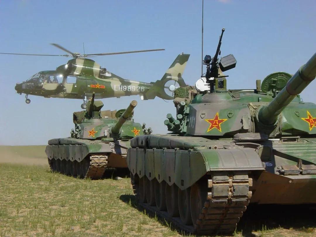 2002年演习中的ZTZ-98主战坦克。