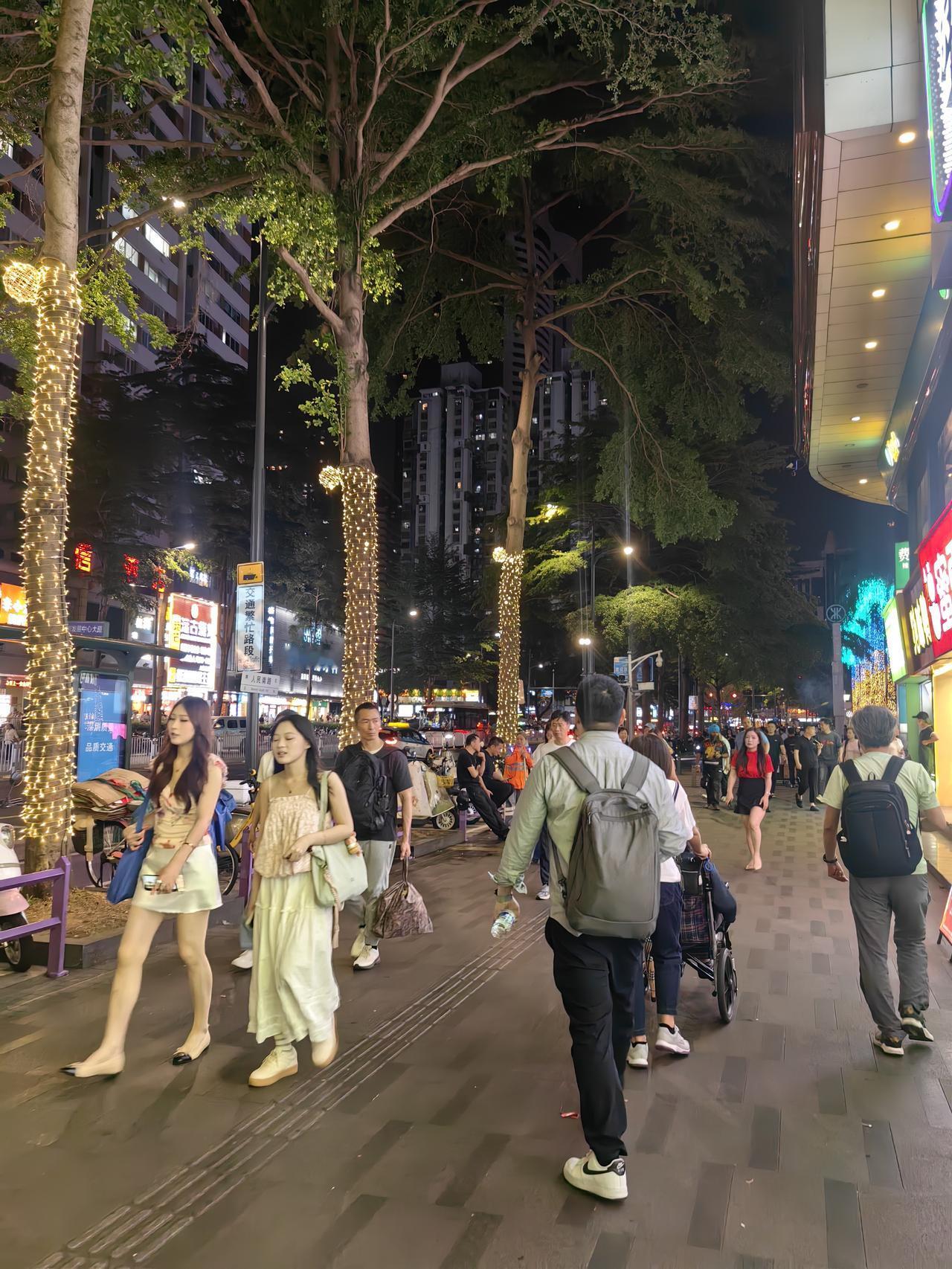 大家都说罗湖没落了，但是我看金光华广场这里每天还是人山人海。所有的通道，所有的店