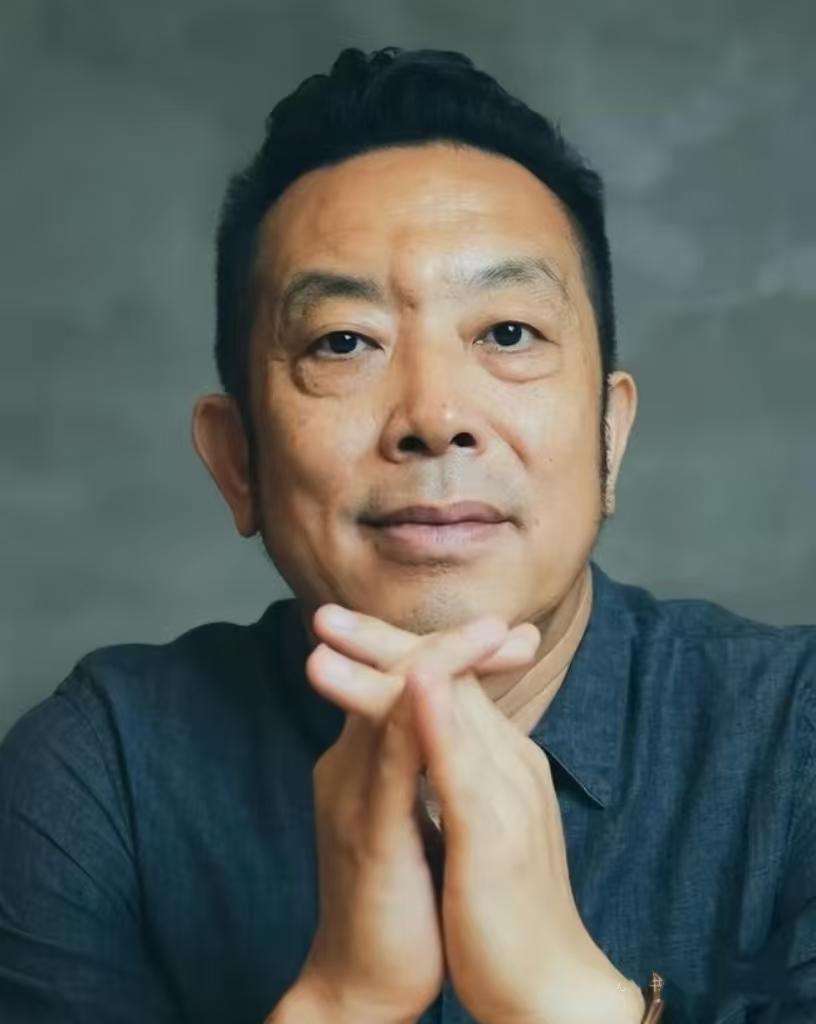 终于知道老贾为啥硬关102家店。不是因为扛不住压力，而是要给华与华正名。