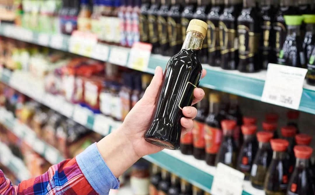 我邻居王阿姨，每次买酱油都挑贵的，说“便宜没好货”。上个月她去超市，导购给她推荐