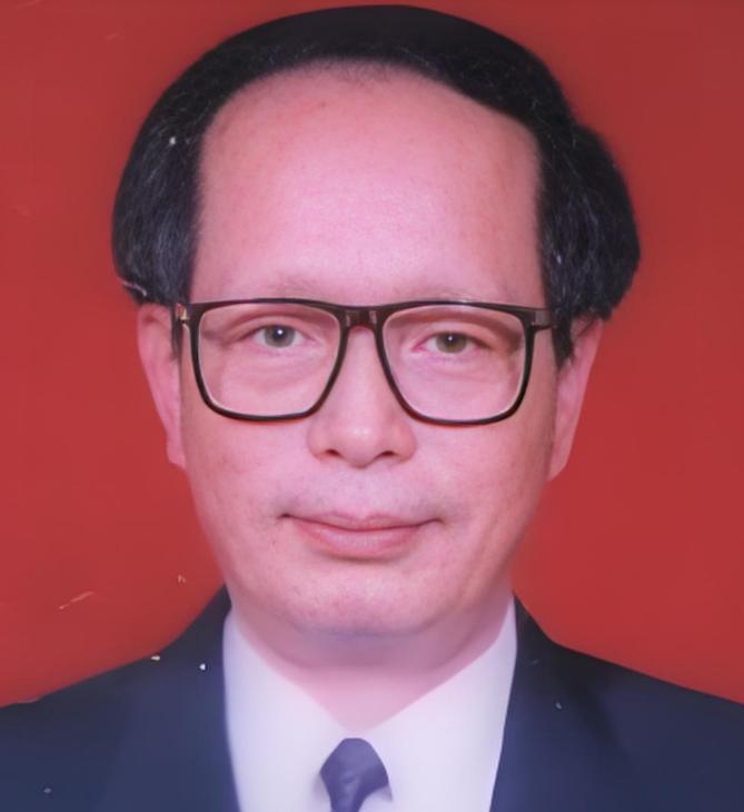 他是高级工程师，1960年毕业于苏联莫斯科石油学院，1983年他从兰州石油化工机