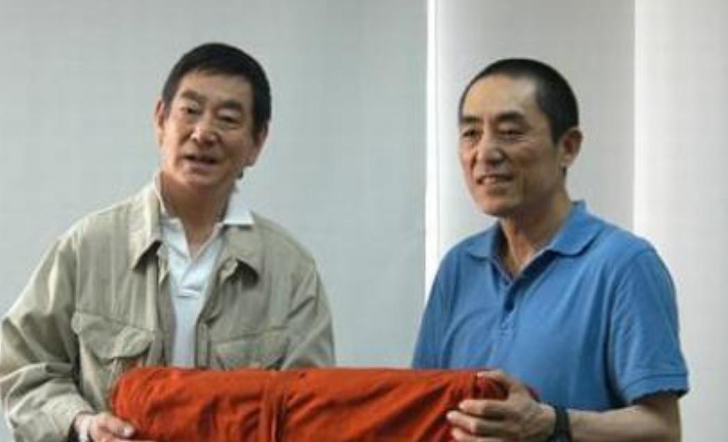 那把刀值北京一套房！张艺谋收到时手都在抖...刀鞘上刻着两个汉字。硬汉高