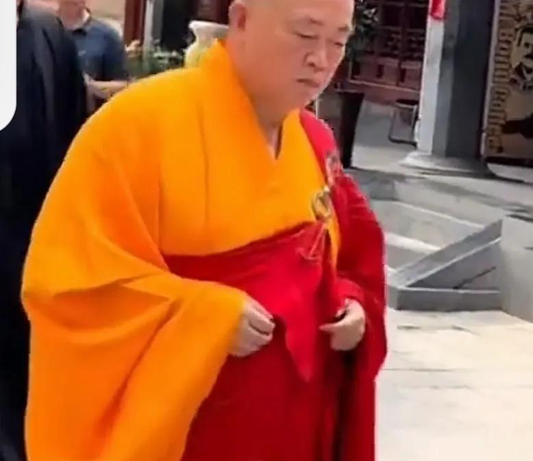 #惊爆！网传少林寺方丈释永信被带走调查2025年7月27日，一张“少林寺方丈释