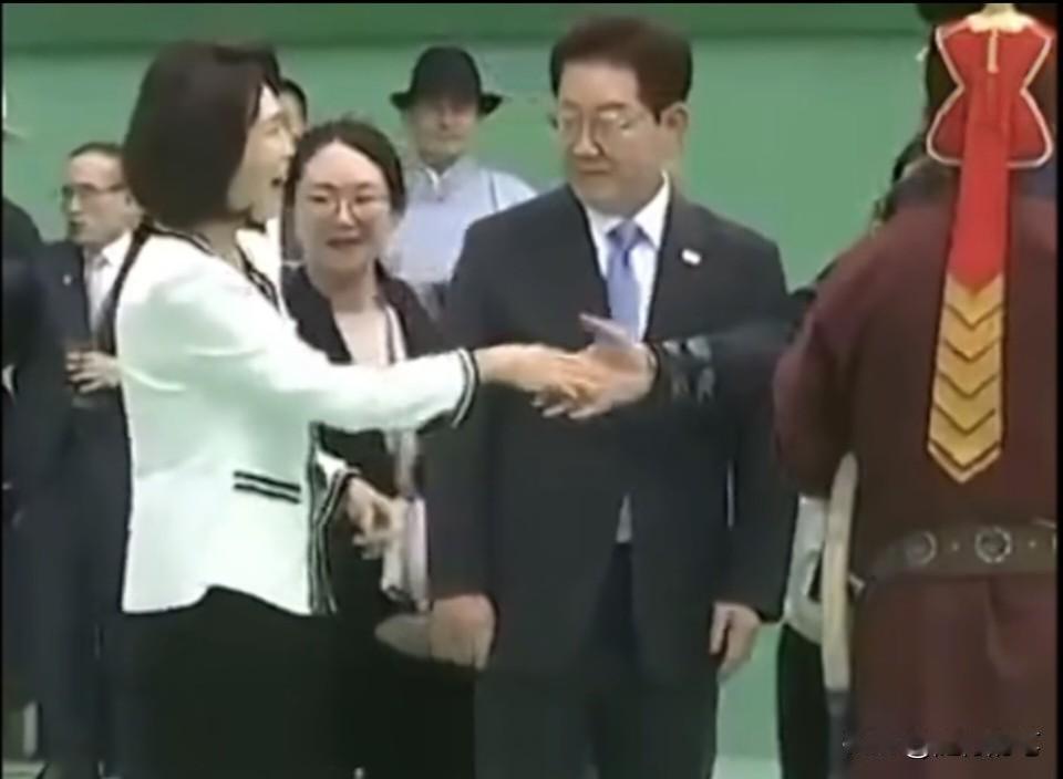 李在明与他夫人在蒙古国访问，出现尴尬的一幕。在握手环节，李在明主动向蒙古国总统介