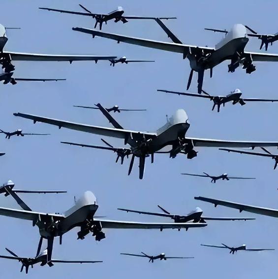 乌克兰这次算是下了血本，上千架无人机对着莫斯科连轰了三天三夜。本来指望靠“饱和式