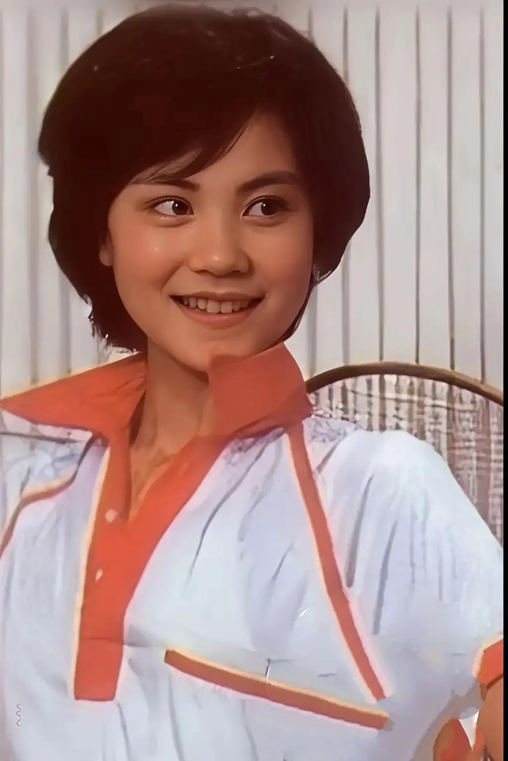 15岁王菲旧照流出，全网惊呆！那根本不是天后，是隔壁班最拽的短发女生。19