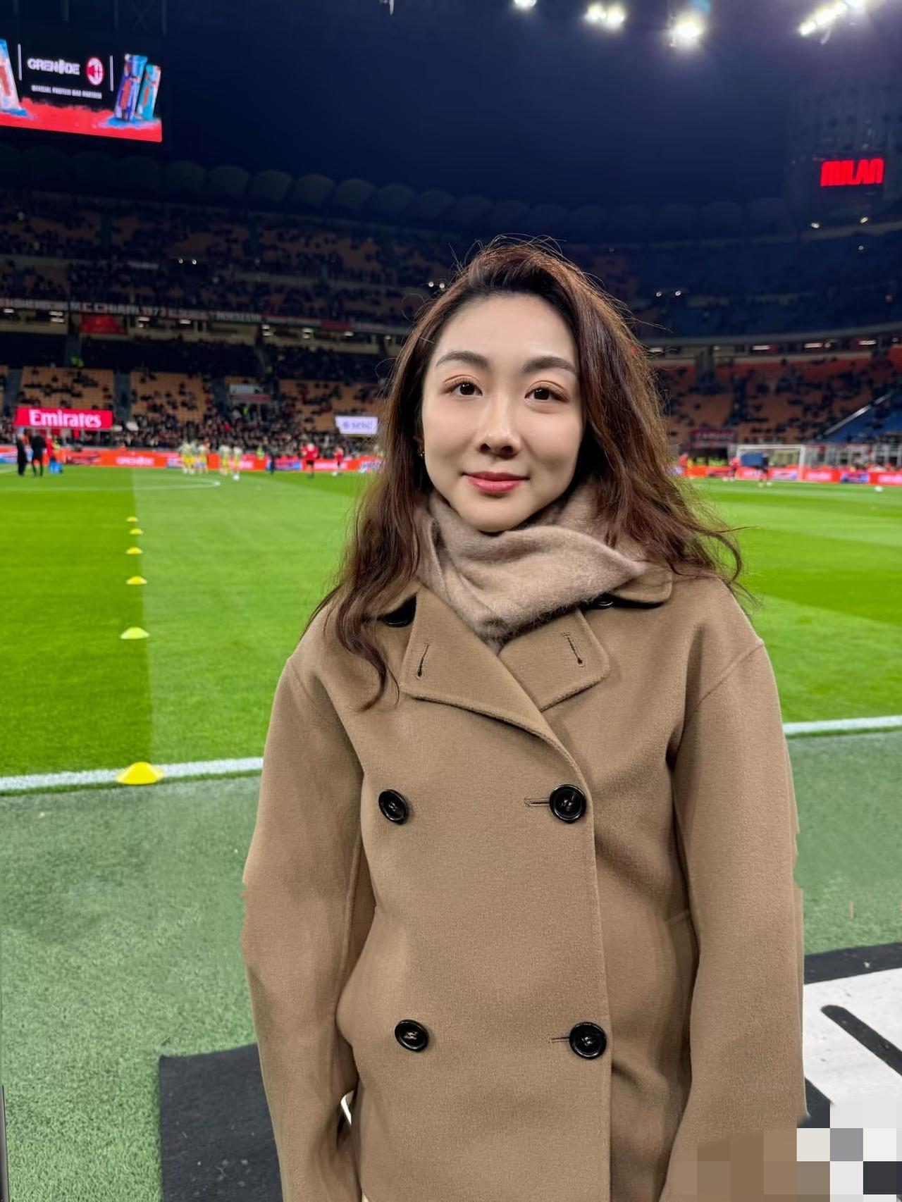 隋文静抽空米兰看足球，拍照时忘修图，看着好憔悴，被网友调侃要退休了！2月20