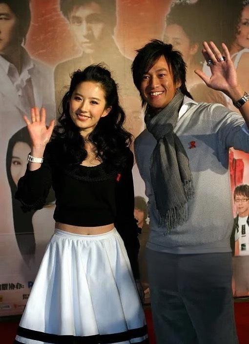 2005年，何润东与刘亦菲参加在上海举行的MTV超级盛典，两人一起走红毯时的画面