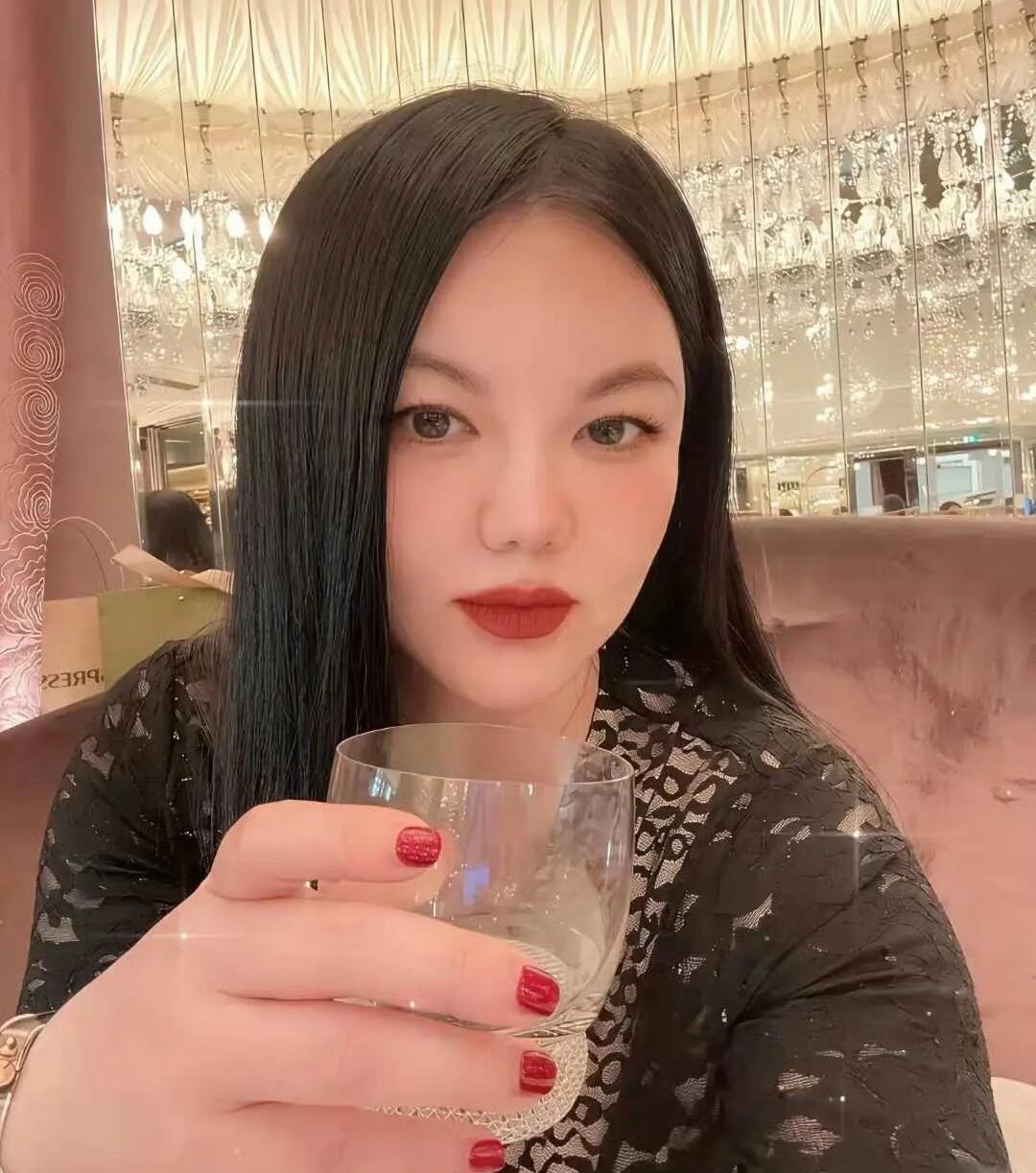 李湘连掌纹都打上码了，果然有钱人在意的东西就是多。