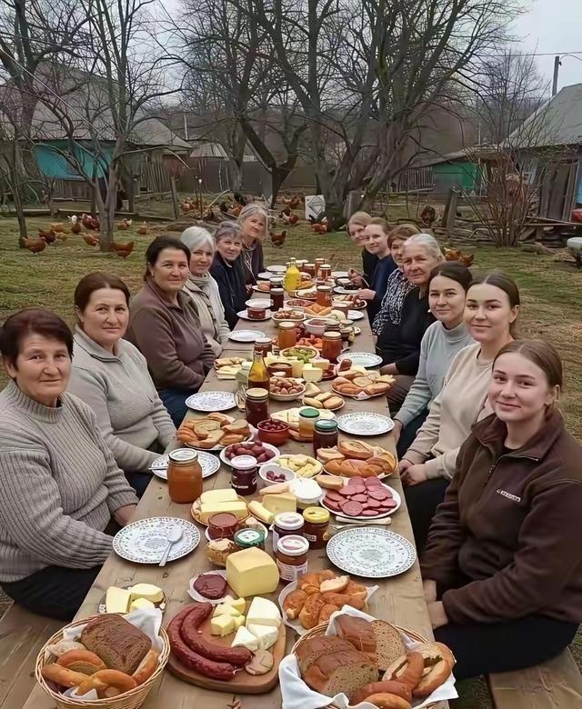 那天晚上我正窝在沙发里边啃三明治边刷美食视频，手指头还粘着面包屑呢，突然就刷到条
