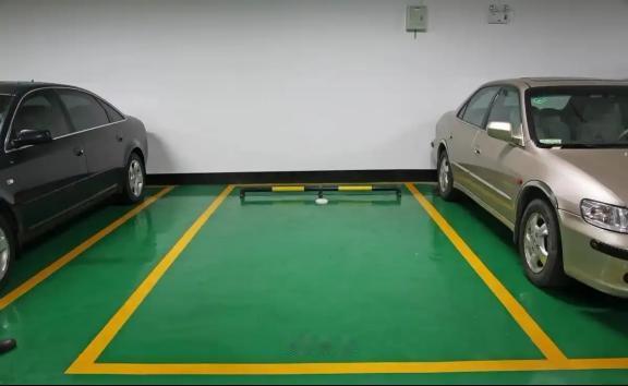 不要脸！女业主突然发现自家车位变窄，测量后发现变窄25厘米，邻居：之前线画的不对