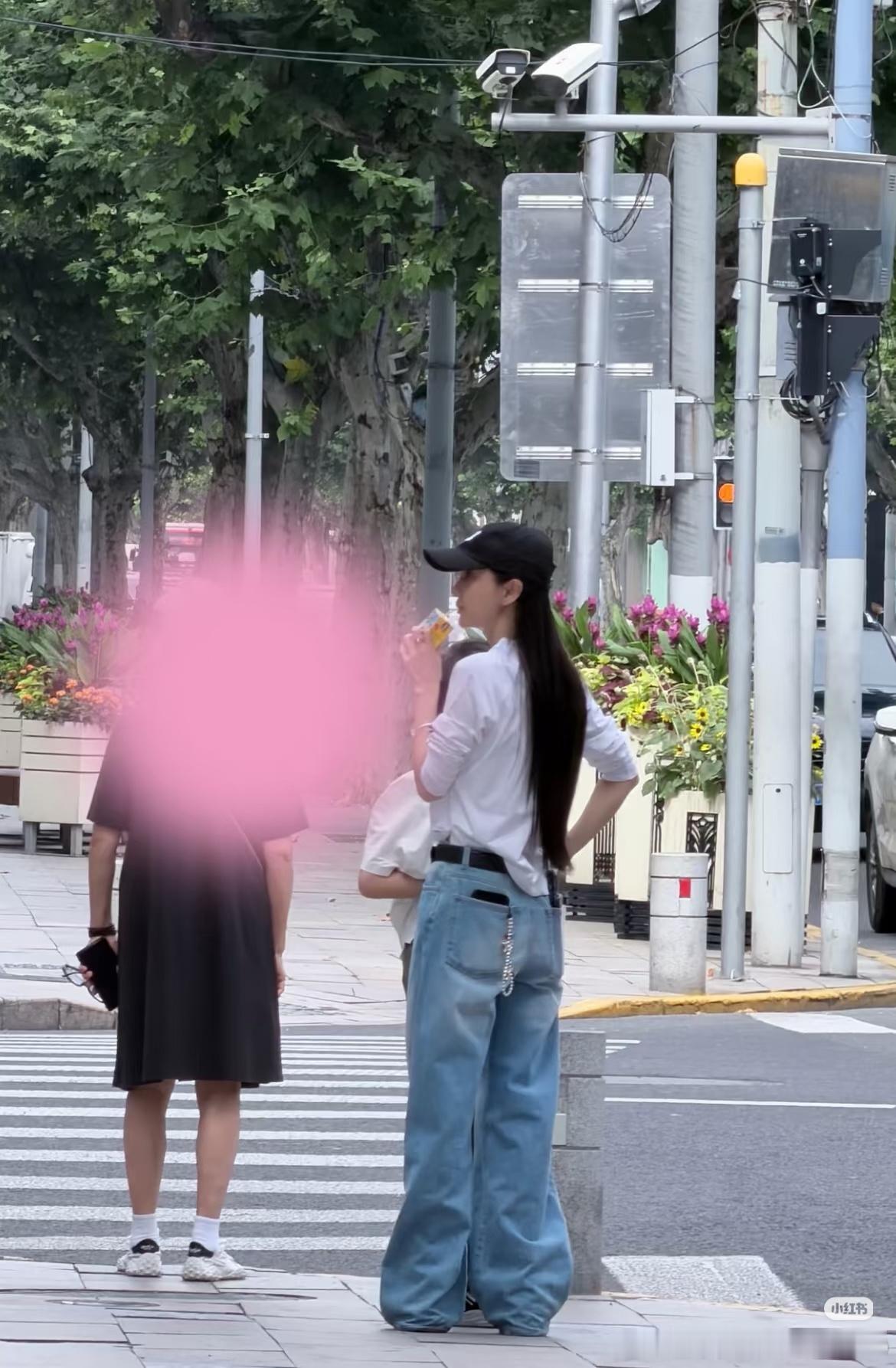 上海街头偶遇Angelababy长发及腰，温柔善良，谁不想偶遇啊？宝贝出行，3部