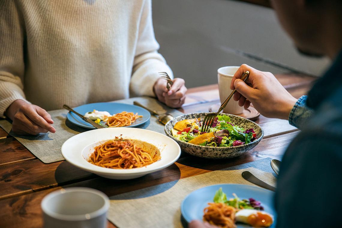 晚饭七分饱被推翻了？医生调查：过了56岁，吃饭尽量要做到这6点关于晚饭吃几分