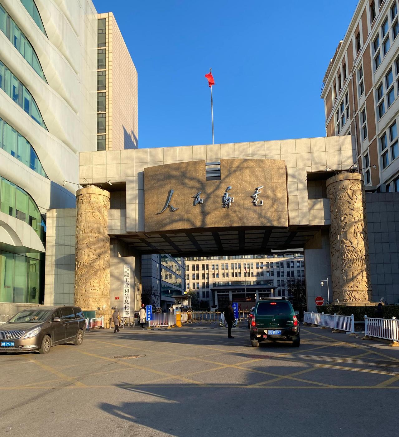 有一次坐公交，边上小男孩念了一路招牌，指着这四个字:“人民邮毛”。能认出