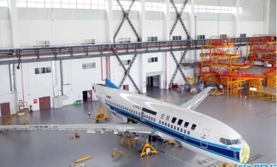 南航退役的波音737-700在贵阳机场拆解，本以为是拆废铁，结果发动机舱里直接藏