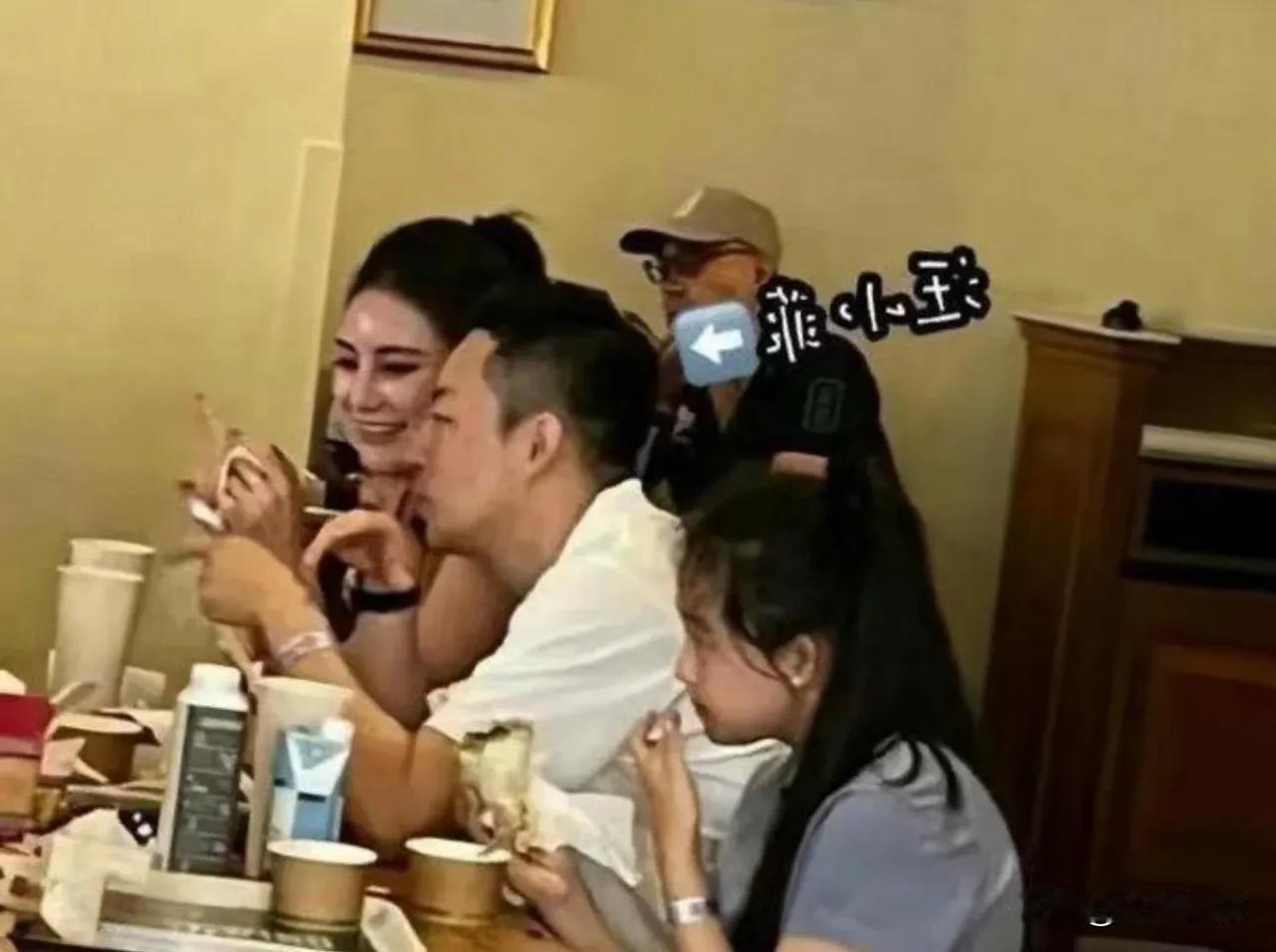 大S儿女真的不会恨泼尽脏水网暴生母直至去世的爸爸、奶奶吗？从母子俩开撕前妻无视法