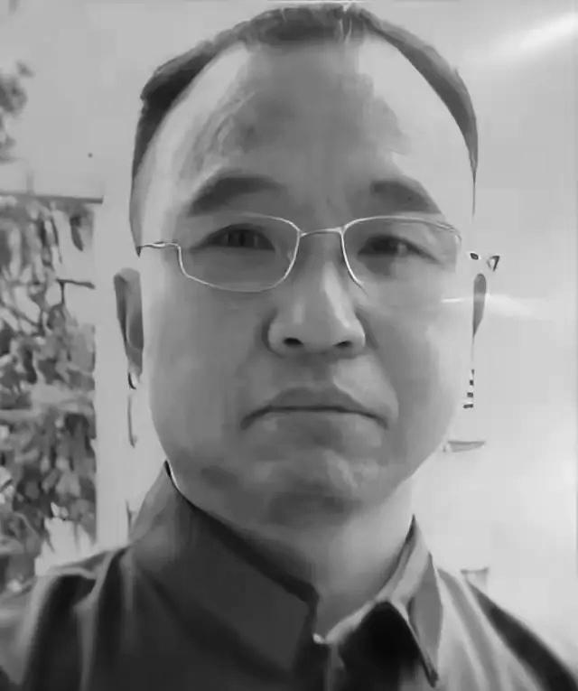 1984年，战士李陶雄中弹牺牲，送葬途中遗体竟两次从车上跌落，护士郑英察觉异样，