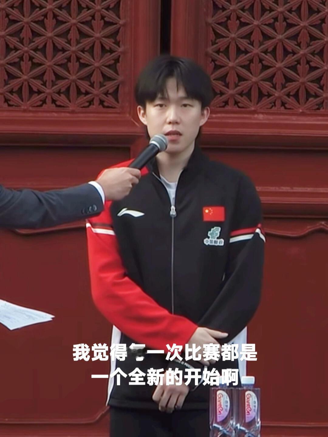 大头发言，自己要拿话筒，被阻止，主持人给拿，大头板板正正说感受！全新的开始，一