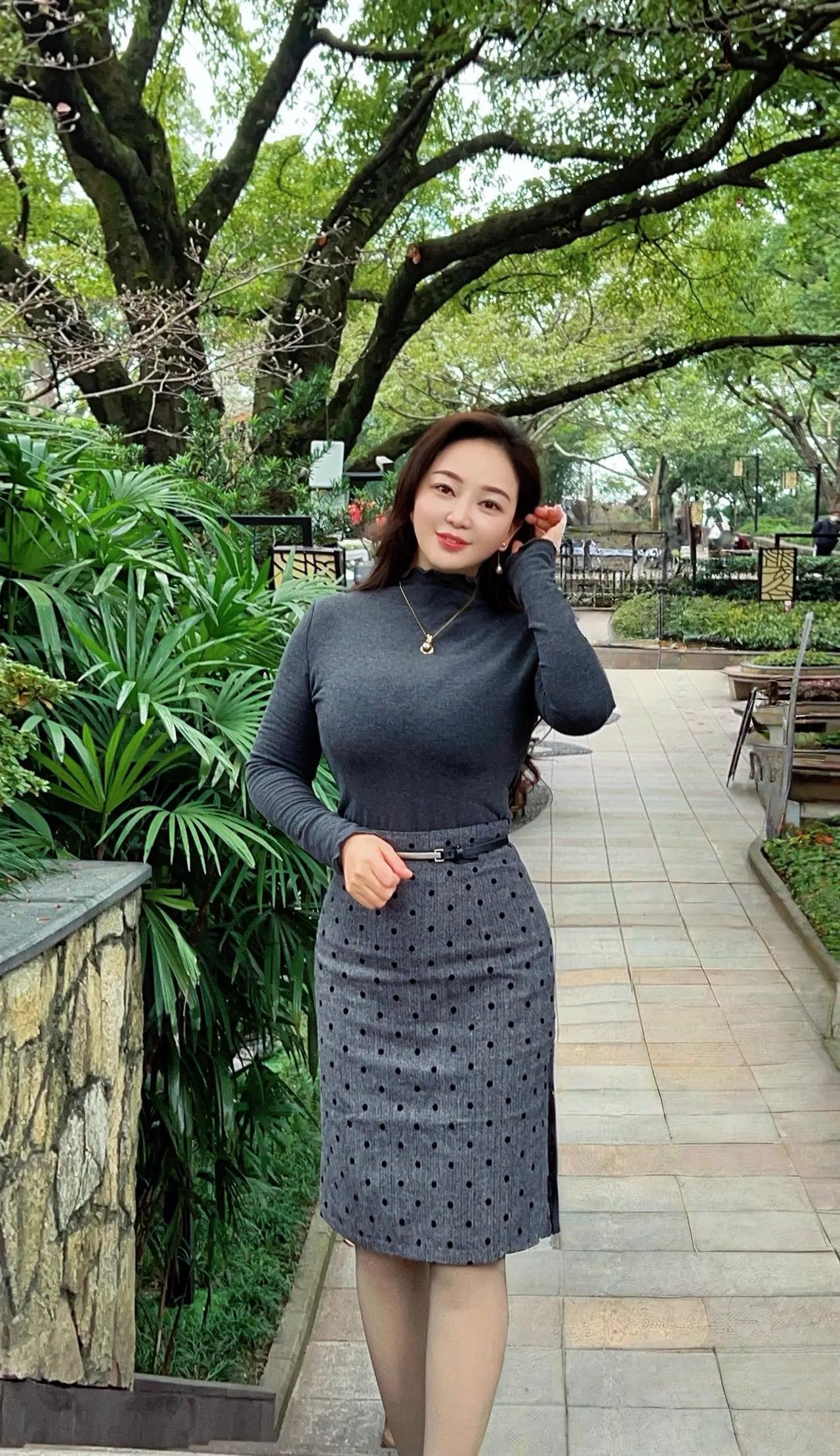 优雅气质穿搭，灰色连衣裙搭配高跟鞋，尽显女性魅力！