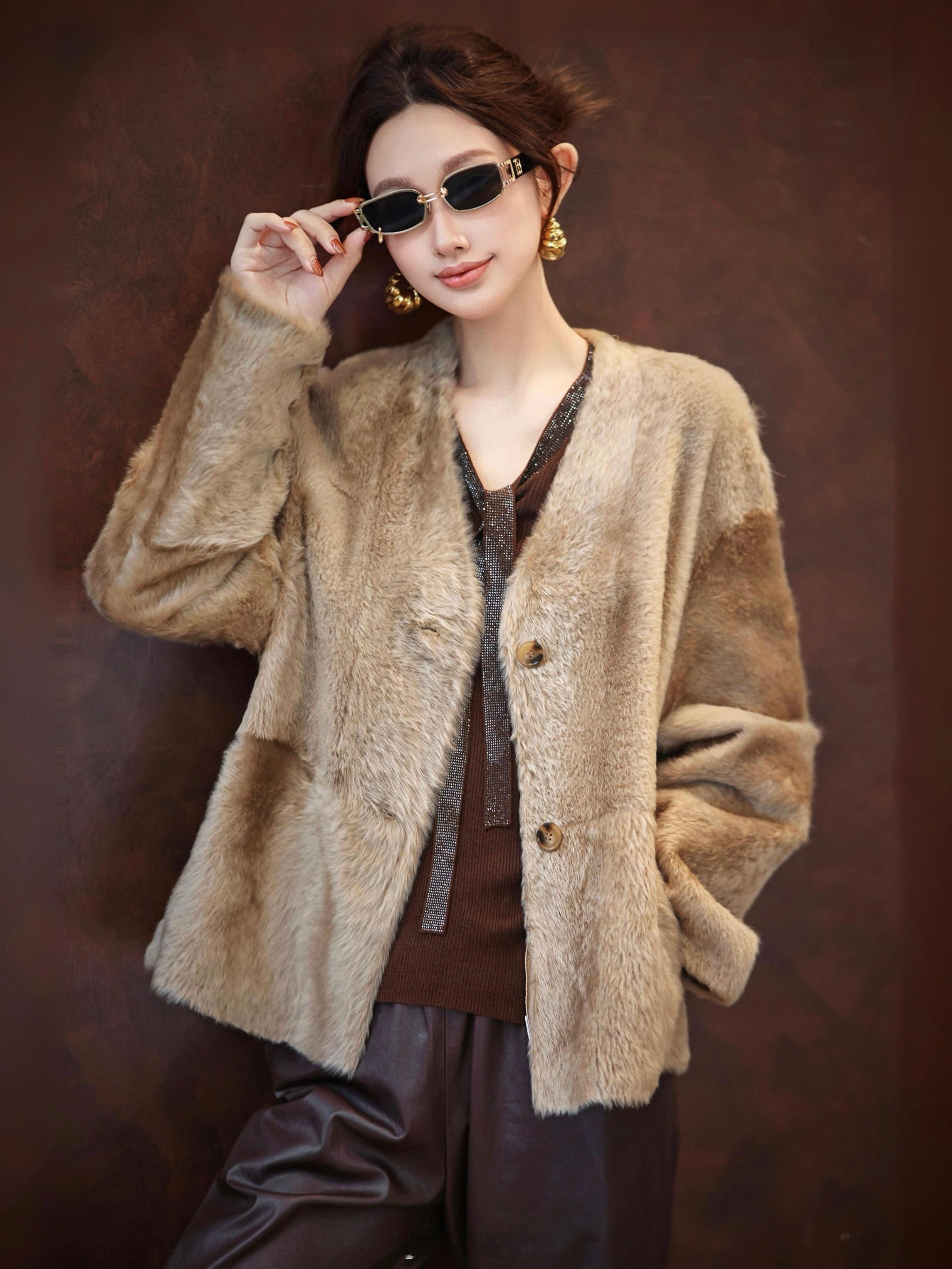 这优雅这贵气这气场！高级感果然还得看Lacon皮毛一体啊[滑稽笑]驼色+两