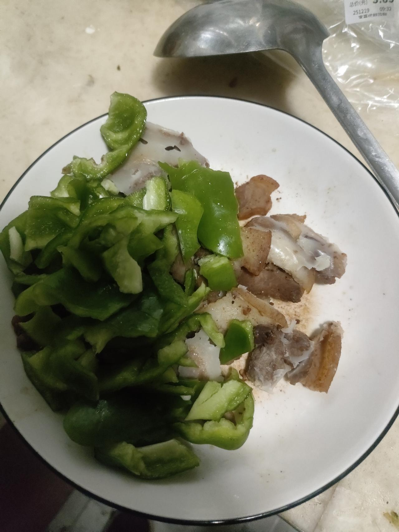 今天解锁了微波炉的新用法。老婆孩子不在家，一个人吃饭，很懒，啥也不想做，但是又