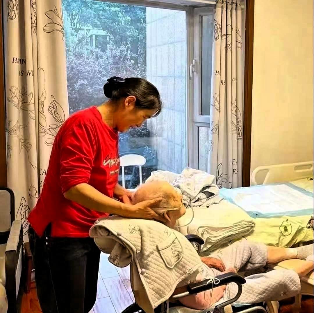 63岁大爷与保姆同居17年，每月给她转账5860，分手时大爷却冷笑:这5860块