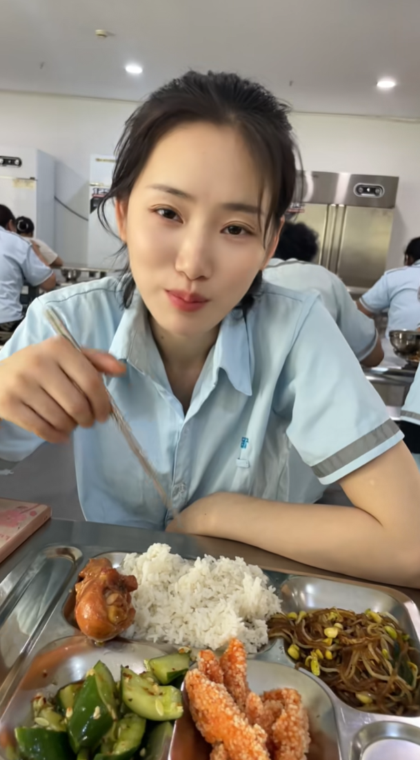 今天和厂花做一个桌吃饭了，好漂亮，可以讨来做老婆吗