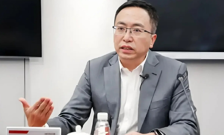 赵明加入AI终端领域，凸显科技企业对AI生态的争夺。尽管字节跳动否认硬件计划，
