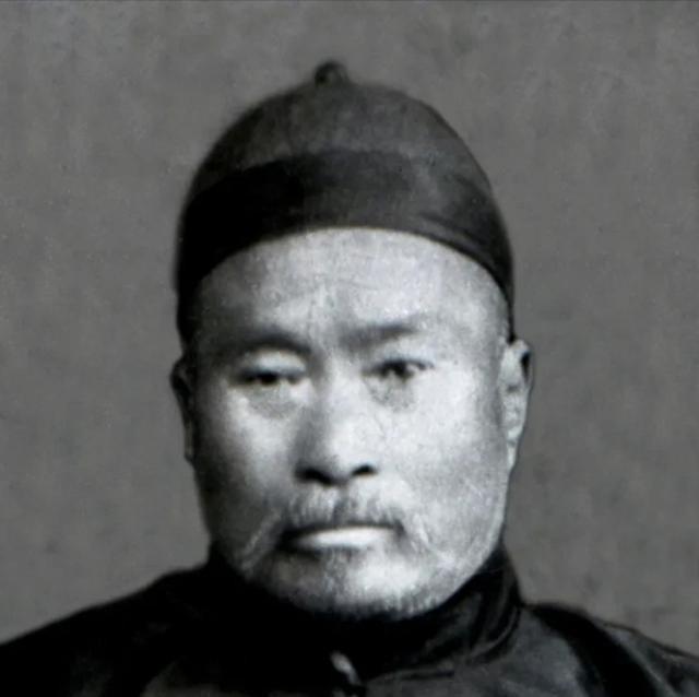 1885年，尚云祥路过京师护城河，见到一名拳师在河边练拳，一时技痒，与对方切磋，