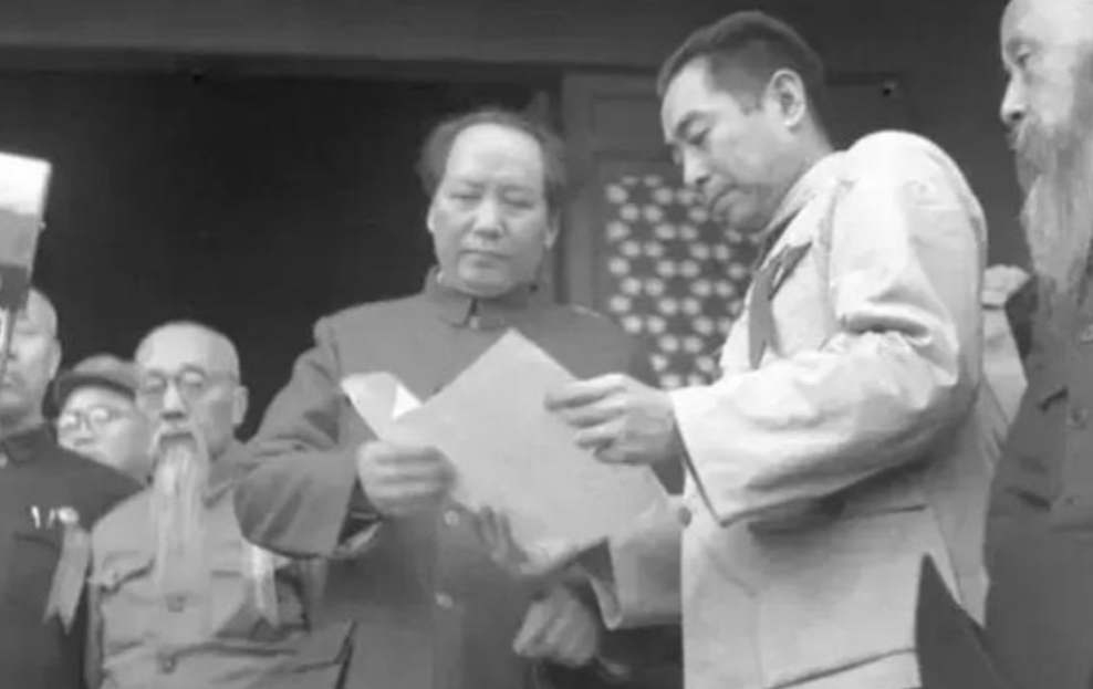 1958年，毛泽东与武汉大学校长李达争论。李达火气很大的说道：“你不用拿大帽子吓