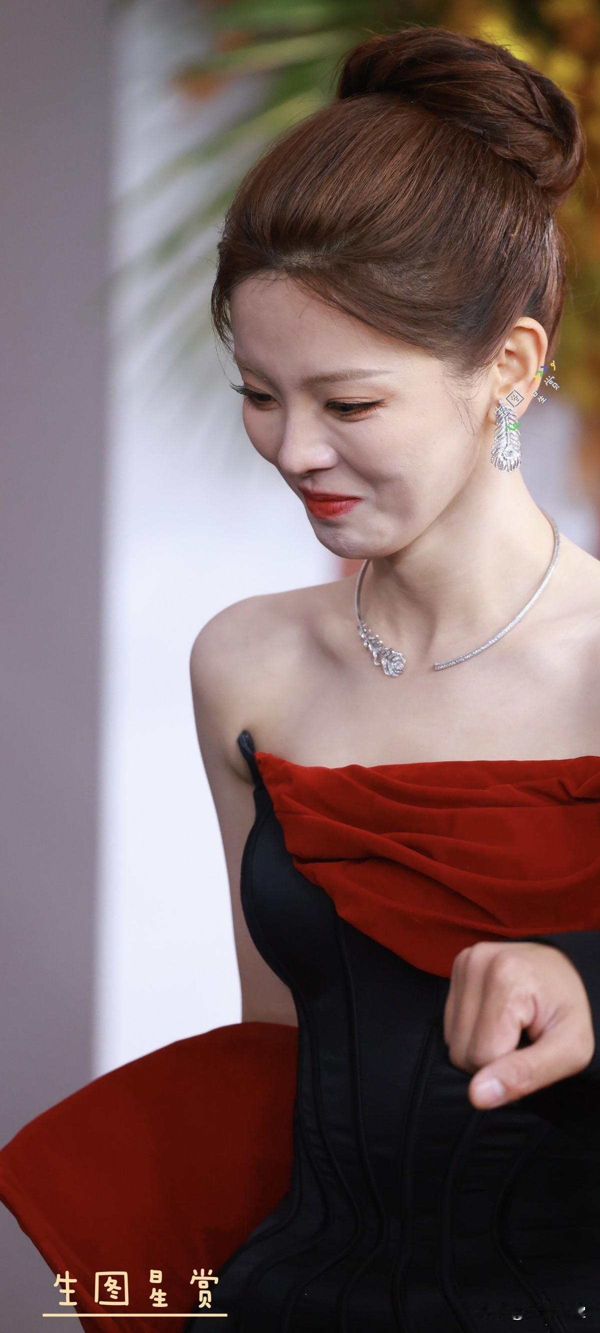 杨超越换个造型换个人似的，穿上红黑裙高贵自信，是霸气十足的女王，换上白色花裙温柔