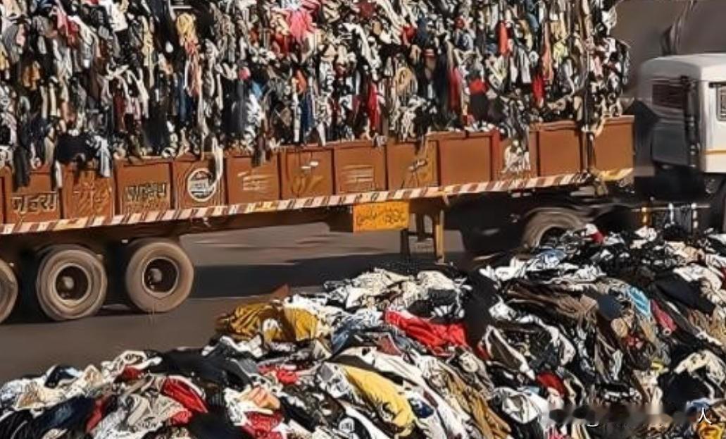 中国捐的“旧衣服”，运到“非洲”后成什么样了？看完你还会捐吗？你扔进小区回收箱的