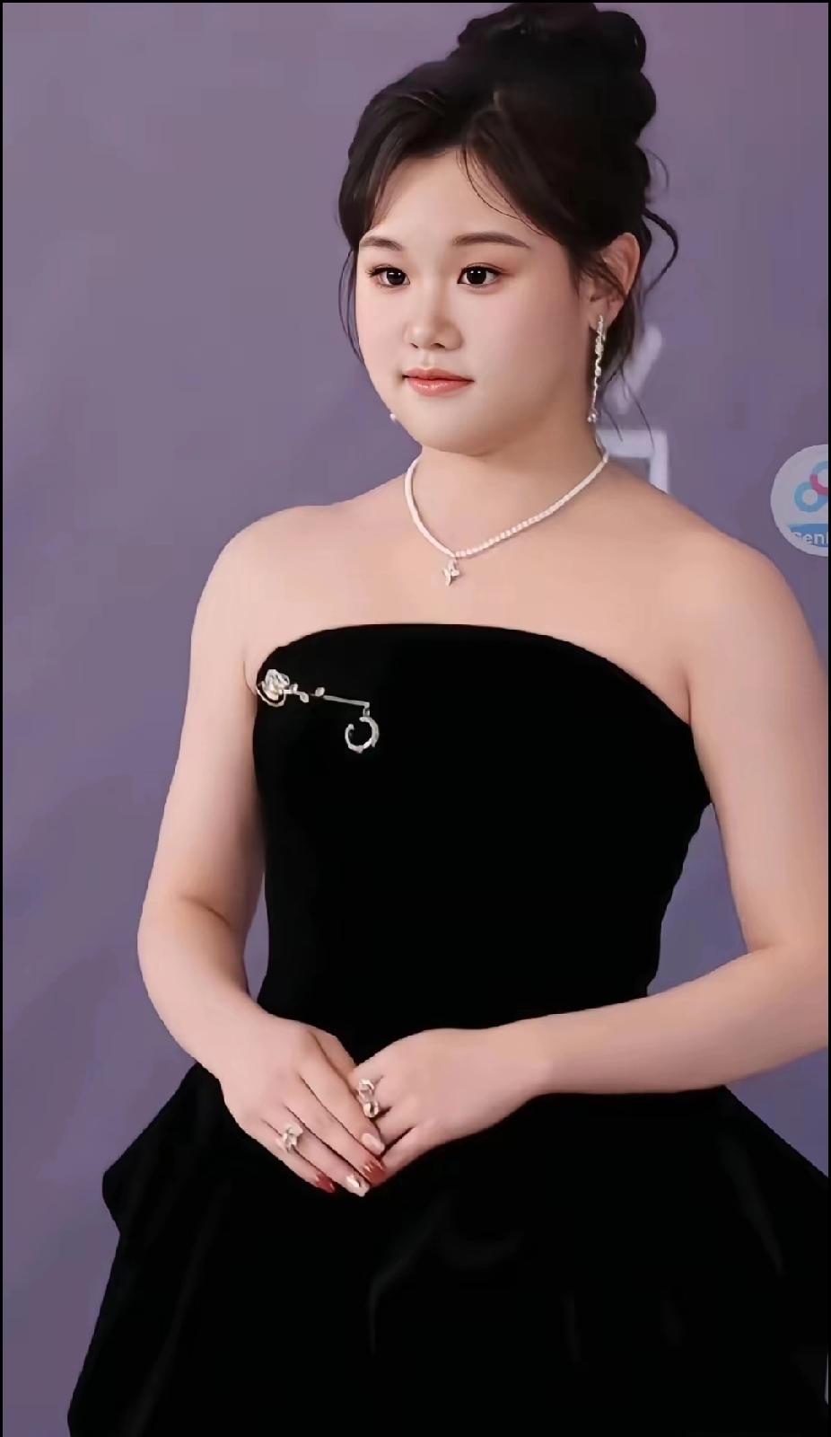 谁懂啊！刷到张家齐这组图真的被美到了！✨黑色抹胸裙衬得她整个人富态又温柔，圆圆