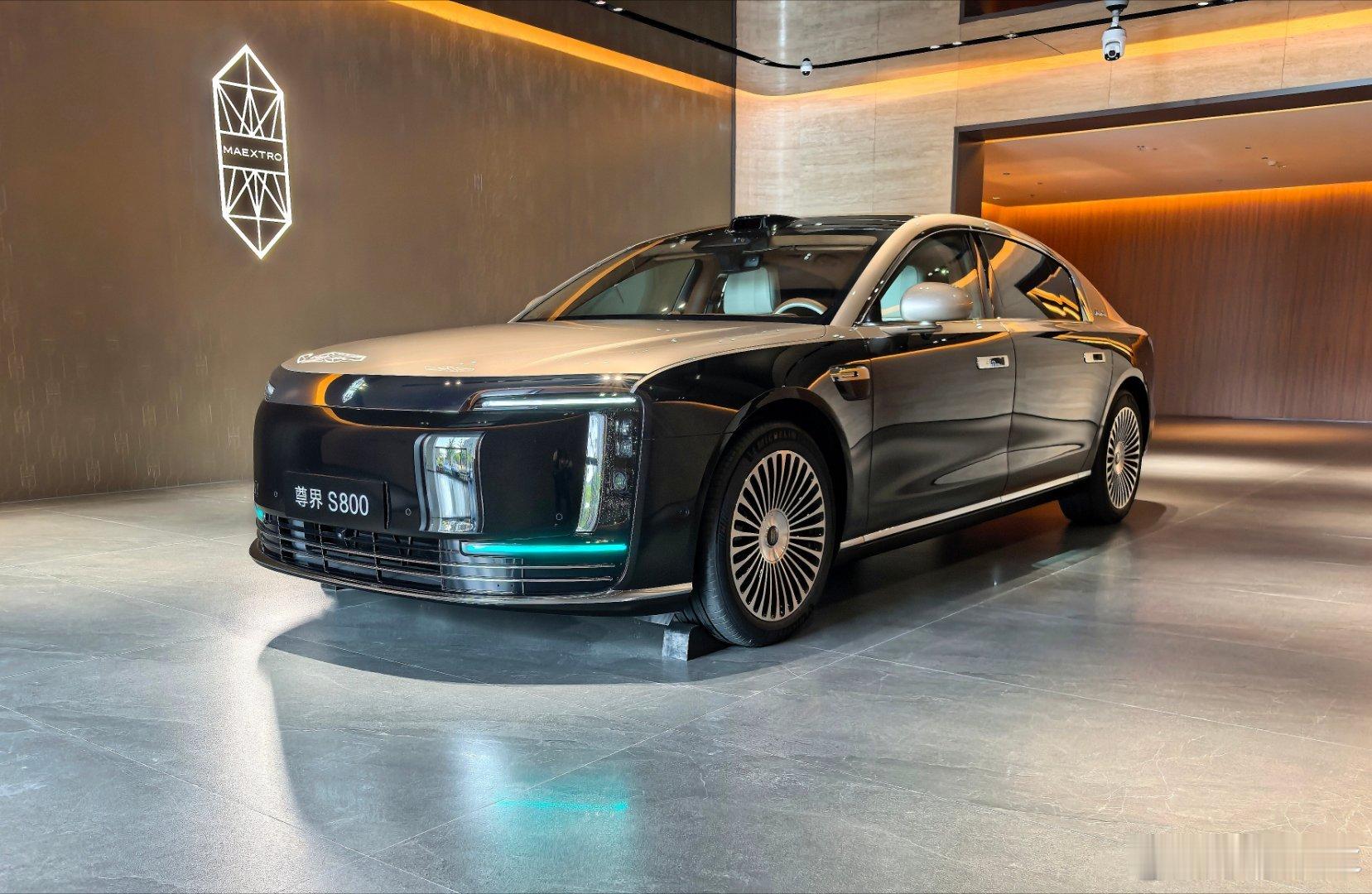 在全国最大一体式鸿蒙智行授权用户中心这里尊界S800它是有专属展区，服务区也单