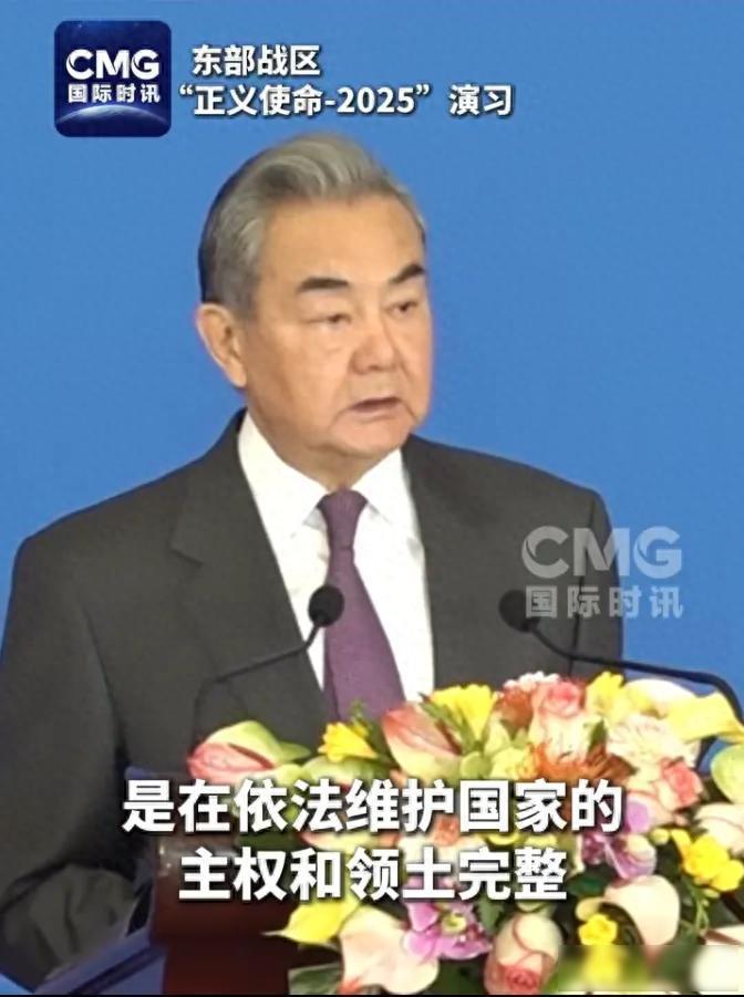 王毅发话，美军售遇阻，台海风向变了2025年12月底那两天，事情安排得很紧，