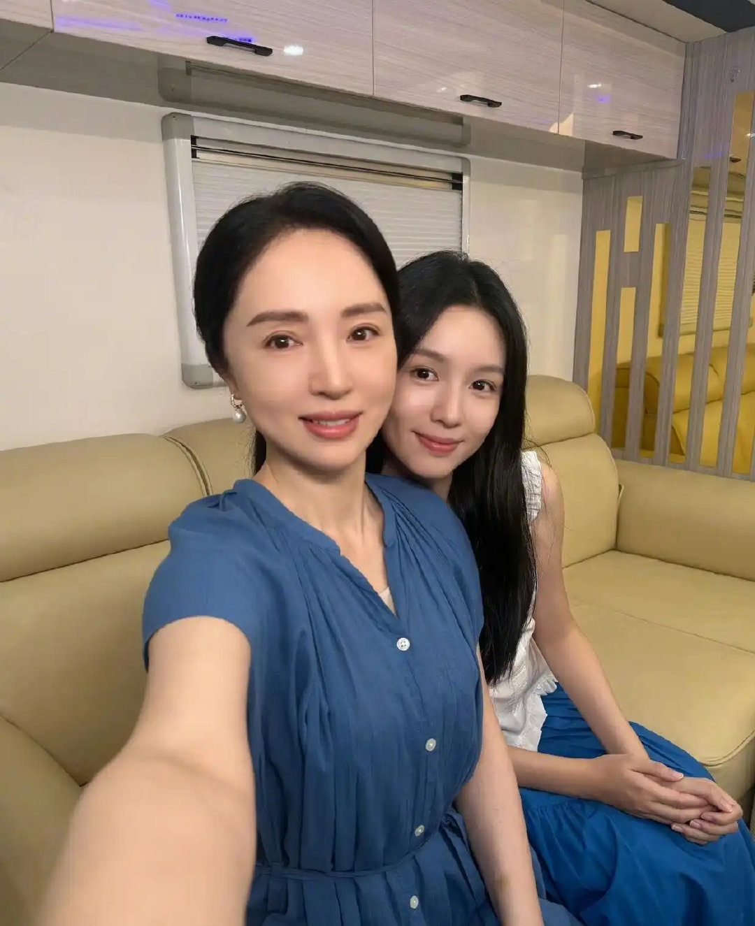 29岁周也和47岁董璇合照像P的，梨涡一模一样还演了母女，网友急了：这到底算不算真母女​