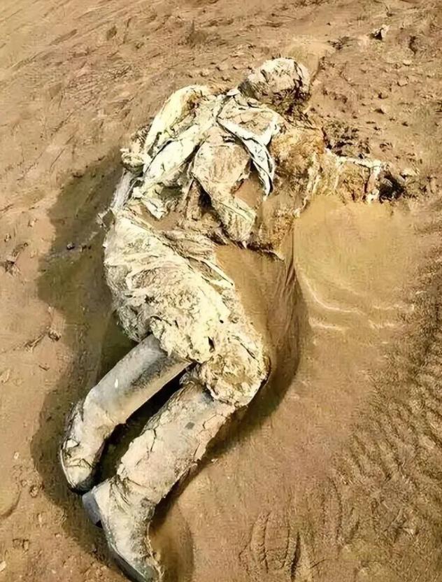 这张照片拍摄于2016年，探险队在罗布泊的沙漠里，发现了一具干尸，根据他身上残留