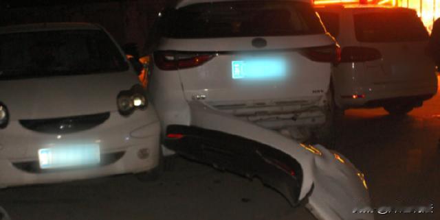 河南郑州，李某开车外出办事，将车辆停放在停车场之后，锁好车准备离开。此刻，车钥匙