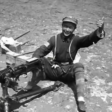 抗日战争时期，一名20岁出头的游击队长，请日本联队长喝了3瓶白酒，结果两人都喝多