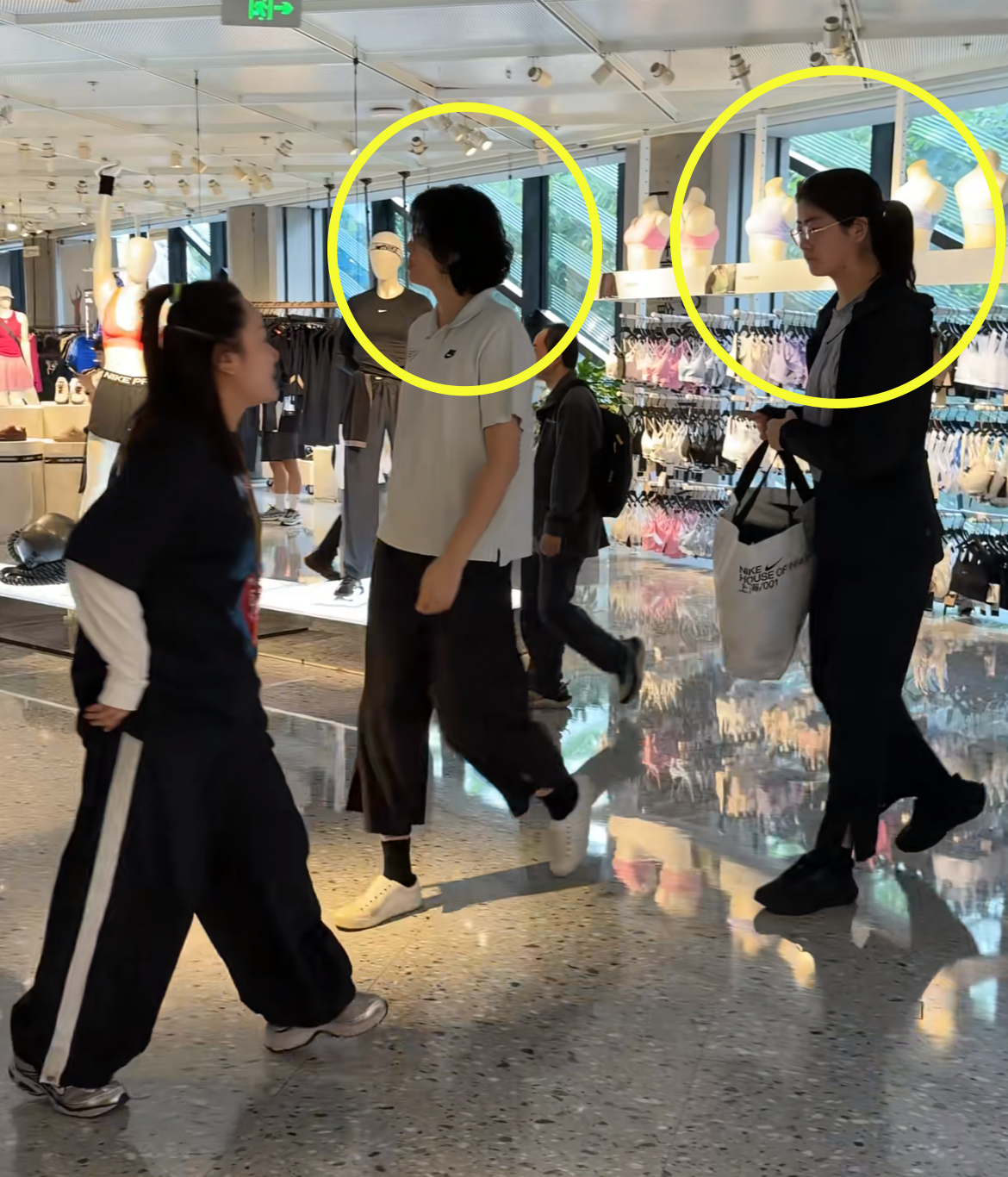 偶遇姚明妻子与女儿外出逛街！16岁的姚沁蕾已196公分，扎高马尾仍一脸“童稚”