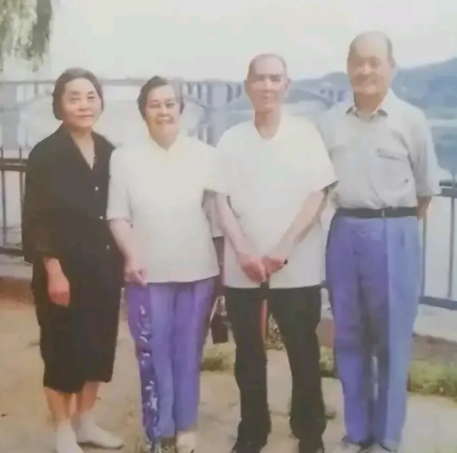 1990年开国少将丁盛在北京申诉期间，因为居住期较长，租了房子各个部门跑。很多四